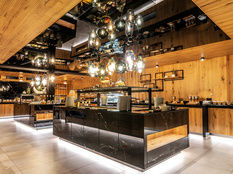 Die große moderne Buffet Theke des Restaurants im Wellnesshotel Mooshof in Bodenmais mit köstlichen verschiedenen Speisen zur Auswahl.