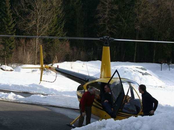 Hotelgäste reisen mit dem Helikopter an