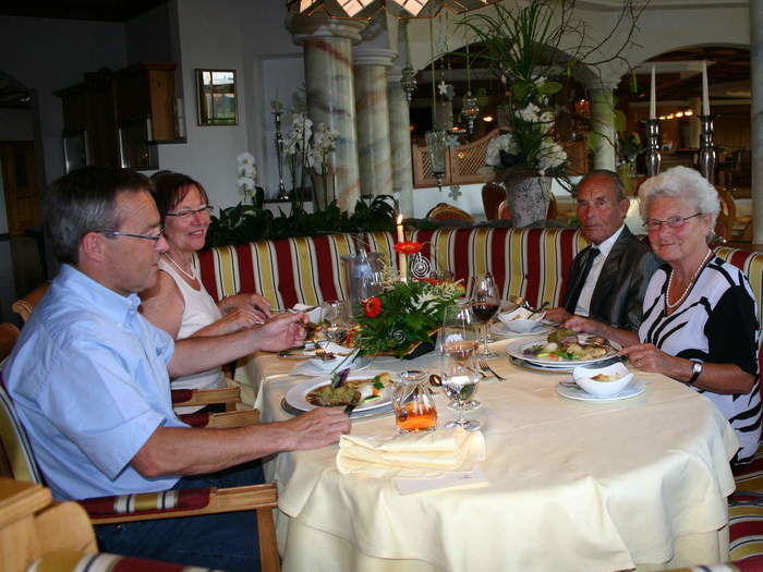 von Josef und Elisabeth Cermak aus Dreieich mit Familie