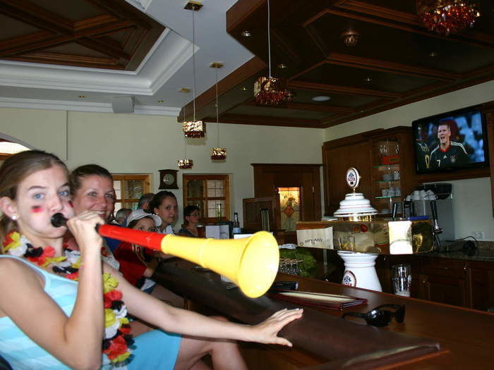Die Fans feuern die deutsche Mannschaft im Viertelfinale kr&auml;ftig an- mit Er