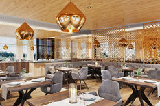 Das elegant eingerichtete Restaurant im Mooshof Resort mit stilvollen Tischen und Stühlen.