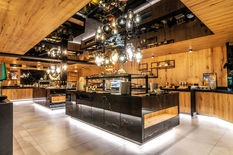 Der moderne Buffetbereich im Restaurant des Hotel Mooshof im Bayerischen Wald bietet eine große Auswahl.