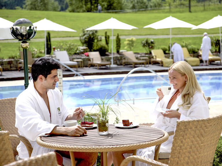 Urlaubsgefühl im Spa-Bistro mit Kaffe und Kuchen bei der Sonnenterrasse in der Nähe des Aussenpools des Hotels Mooshof im Bayerischen Wald.