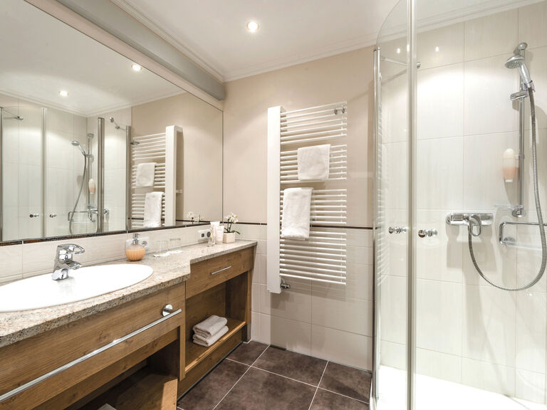 Das schicke Interieur des Badezimmers im Mooshof mit der eleganten Dusche.