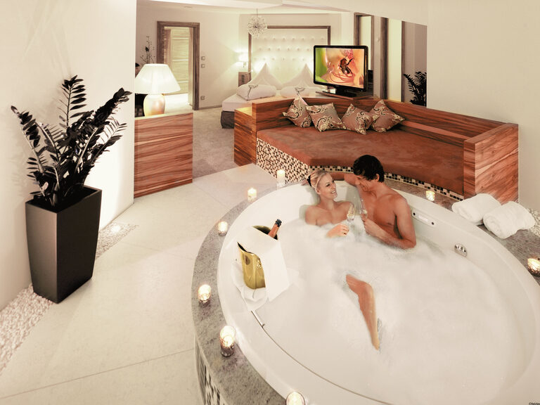Ein Paar entspannt sich in der Badewanne der Private Spa Suite im Hotel Mooshof.