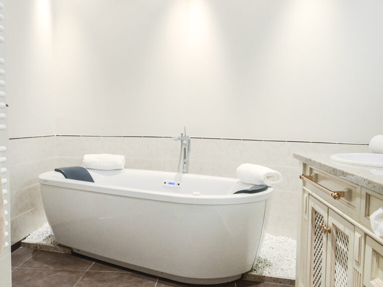 Ein luxuriöses Badezimmer mit Badewanne im Hotel Mooshof