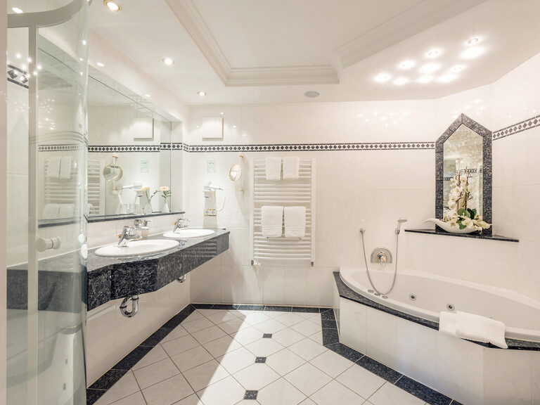 Das elegante Badezimmer in der Panoramasuite bietet eine moderne Ausstattung.