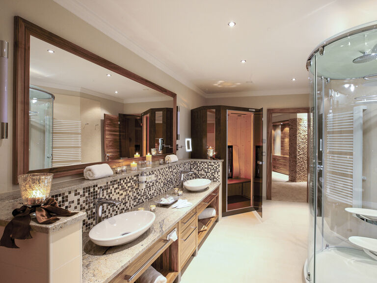 Das große luxuriöse Badezimmer in der Romantiksuite im Wellnesshotel Mooshof