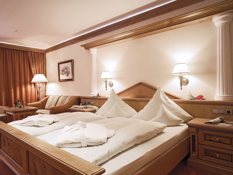 Ein stilvoll gestaltetes Schlafzimmer mit elegantem Bett im Hotel Mooshof.