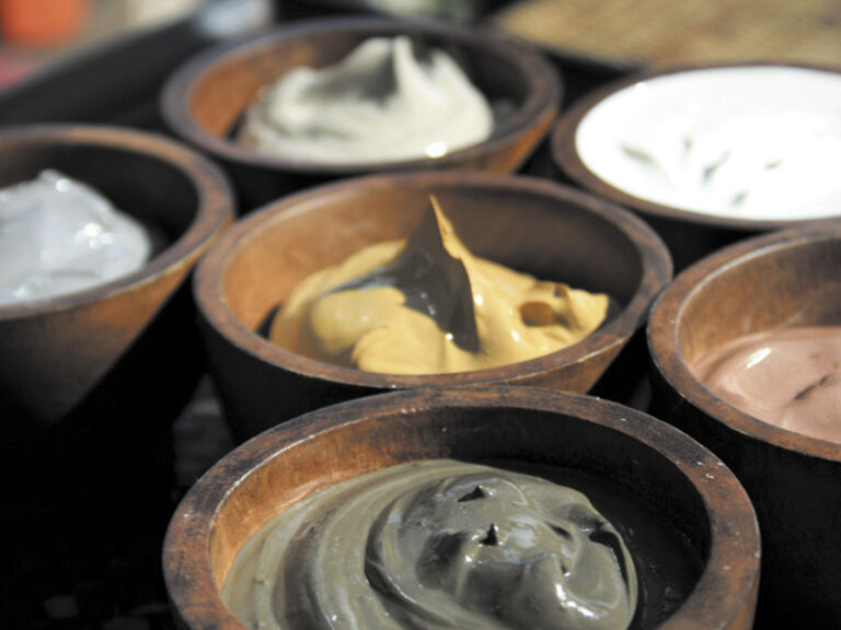 Verschiedene Cremes in Schalen, perfekt für Wellnessanwendungen im Wellnessbereich des Hotels Mooshof im bBayerischen Wald.