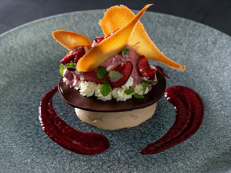 Ein meisterhaft gestaltetes Dessert als optisches Highlight der kulinarischen Präsentation des Restaurants des Wellnesshotels Mooshof in Bodenmais.