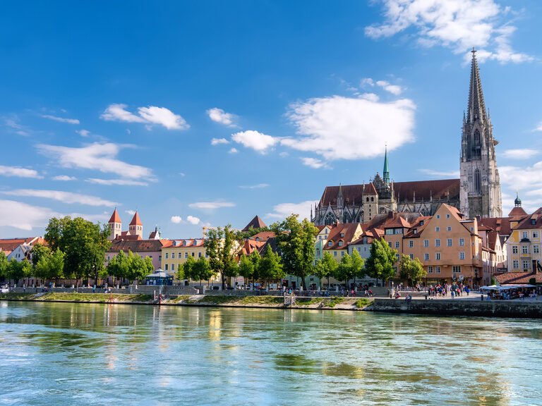 Der Blick auf den Dom und die Altstadt Regensburg über die Donau.