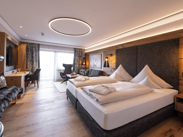 Ein gemütliches Zimmer mit zwei Betten im Wellness & SPA Resort Mooshof.