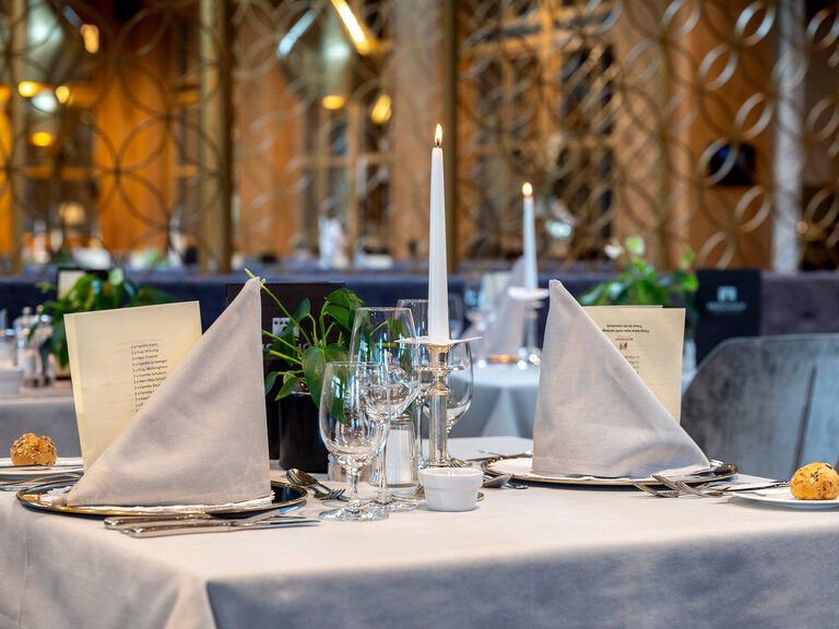 Ein schön arrangierter Tisch im Mooshof Restaurant, ausgestattet mit hochwertiger Serveware und einem ansprechenden Gedeck.