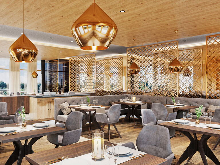 Das elegant eingerichtete Restaurant im Mooshof Resort mit stilvollen Tischen und Stühlen.