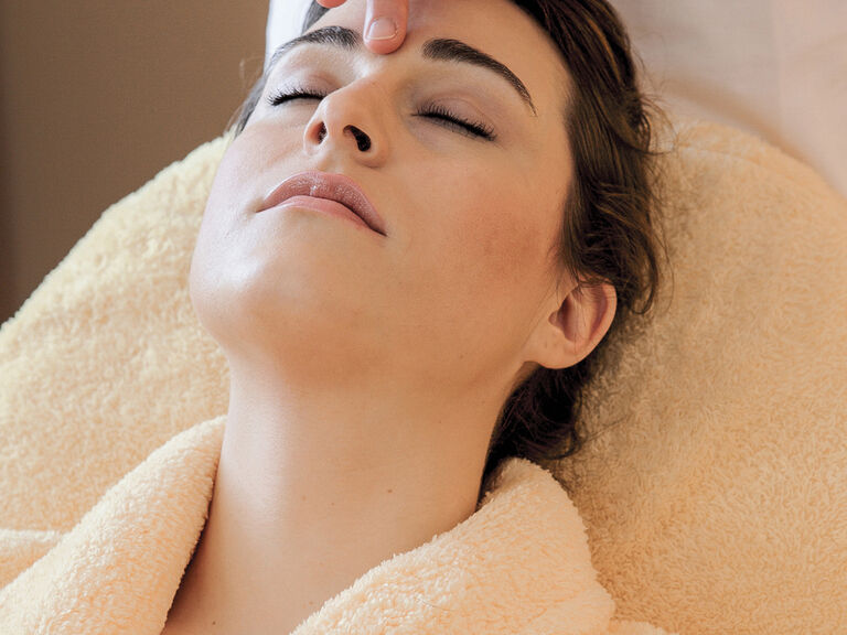 Ein entspannter Moment während einer Gesicht Kosmetikbehandlung im renommierten Wellnesshotel Mooshof Vitalresort in Bodenmais.