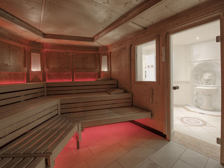 Im bayerischen Wellnesshotel Mooshof strahlt die Finnische Stubensauna Behaglichkeit durch rotes Licht aus.