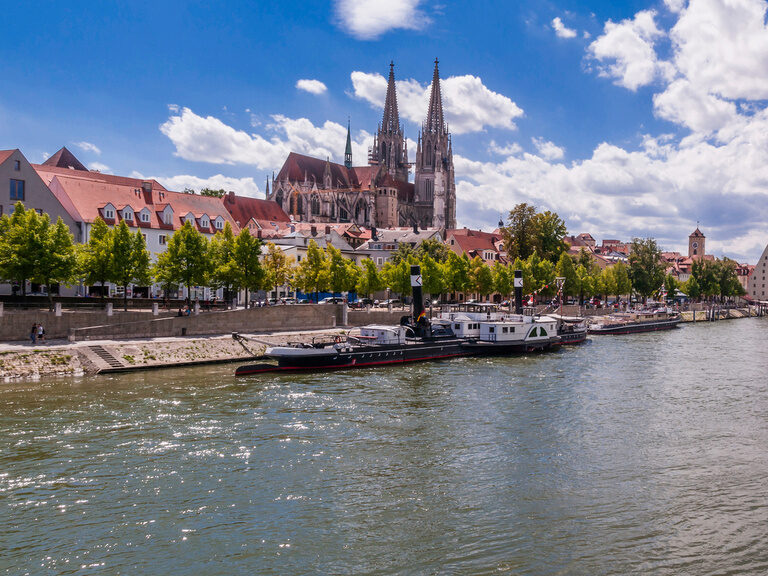 Der malerische Blick auf die Stadt Regensburg mit dem imposanten Dom im Hintergrund.