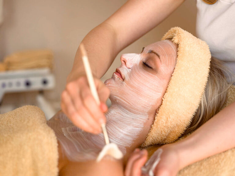 Eine Frau bekommt eine pflegende Gesichtsmaske aufgetragen im Wellnesshotel Mooshof im Bayerischen Wald.