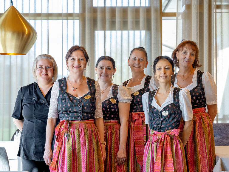 Ein lächelndes Team im Frühstücksservice des Wellness & SPA Resorts Mooshof in Bayern.