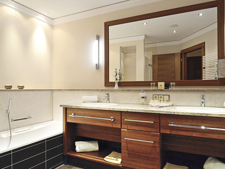 Luxuriöses Badezimmer, ausgestattet mit Doppelwaschbecken und einer großen Badewanne in der Gartensuite des Hotels Mooshof im Bayerischen Wald.