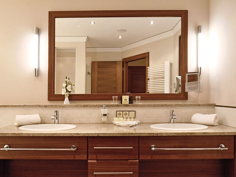 Zwei moderne Waschbecken mit großem Spiegel in der Gartensuite des Wellnesshotels Mooshof im Bayerischen Wald.