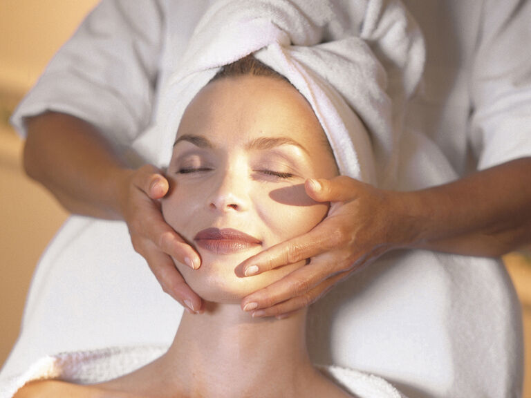 Wohlfühl-Massage im Spa des Wellnesshotels Mooshof in Bodenmais mit Fokus auf Gesichtspflege.