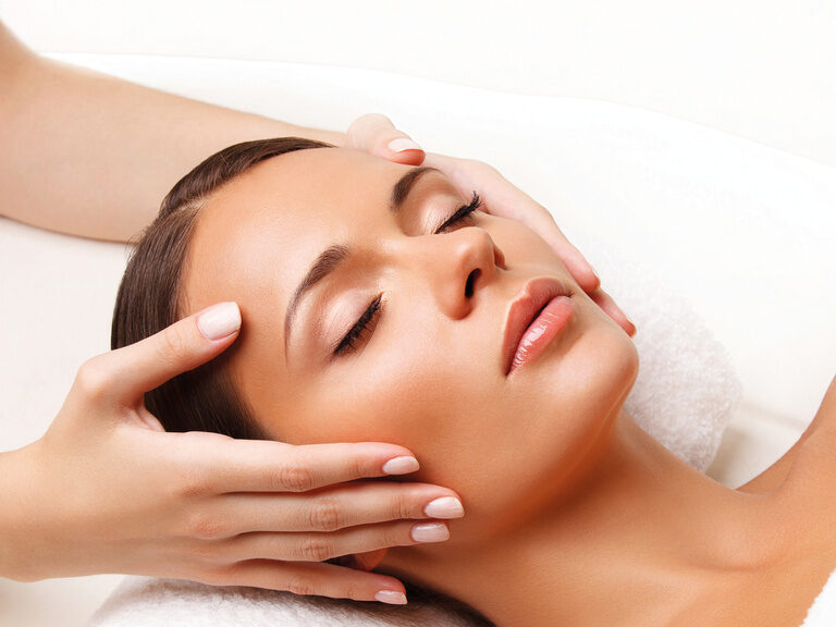 Eine Frau genießt eine entspannte Gesichtsbehandlung für strahlende Haut im Wellnessbereich des Hotels Mooshof in Bodenmais.