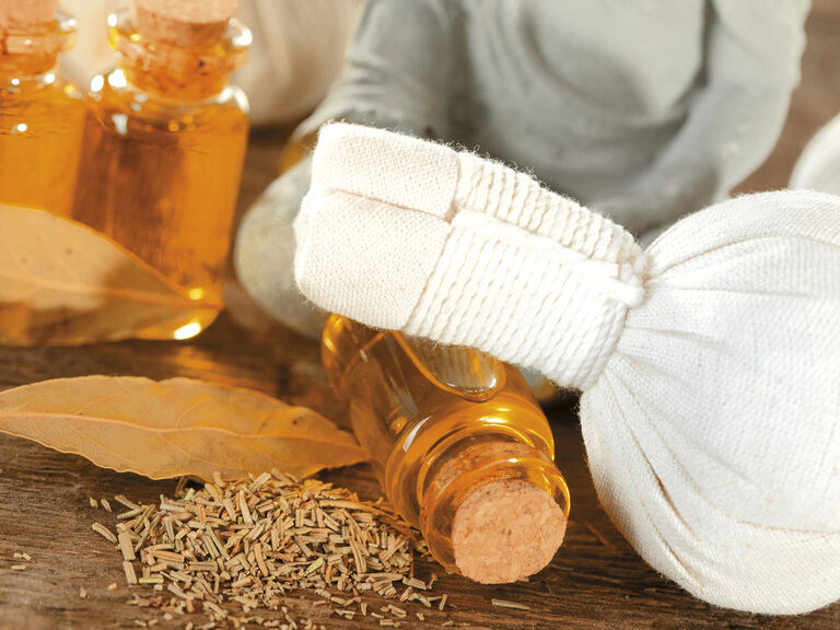Flaschen ätherischen Öls und Kräuterwickel für Massagen und Anwendungen im Wellnesshotel Mooshof im Bayerischen Wald.