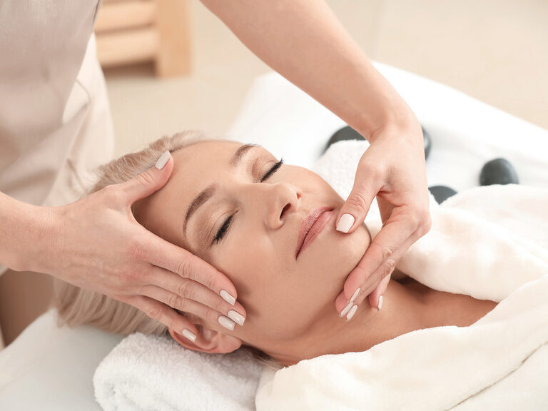 Ein luxuriöses Spa-Erlebnis durch eine entspannende Gesichtsmassage im Wellnessbereich des Wellnesshotels Mooshof in Bodenmais.