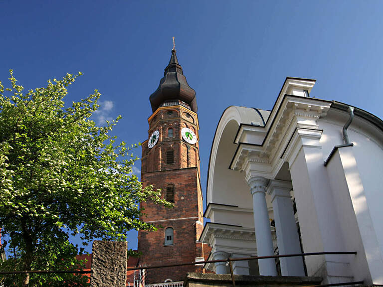 Ein Uhrturm im Herzen von Straubing mit mittelalterlicher Architektur.