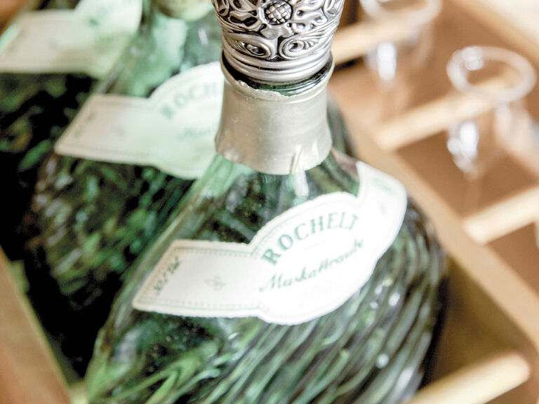 Zwei Flaschen Champagner des Hotels Mooshof präsentiert in einer rustikalen Holzkiste.