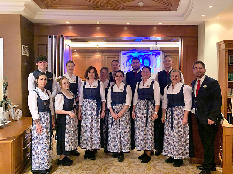 Lächelndes Service Team im eleganten Interieur-Design des Wellnesshotels Mooshof in Bayern.