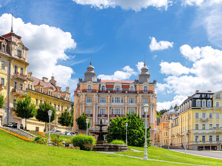 Der Blick auf ein imposantes Schloss mit vielen Giebeln, Balkonen und Erkern.