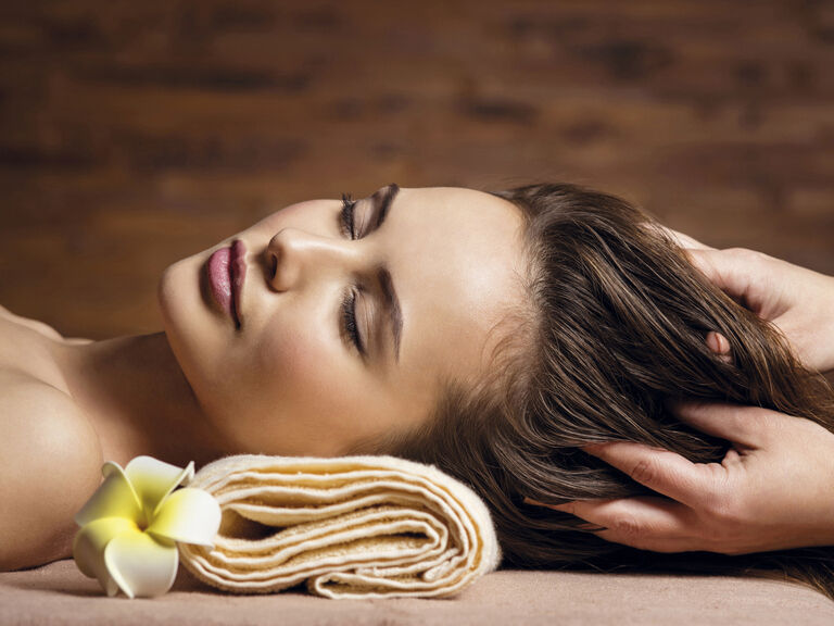 Ein Porträt einer Frau mit besonderer Aufmerksamkeit auf Haarpflege und Kosmetik.