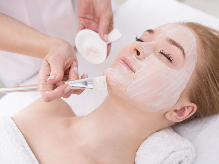 Eine Frau erhält im Spa des Wellnesshotels Mooshof im Bayerischen Wald eine Gesichtsmaske mit entspannender Wirkung.