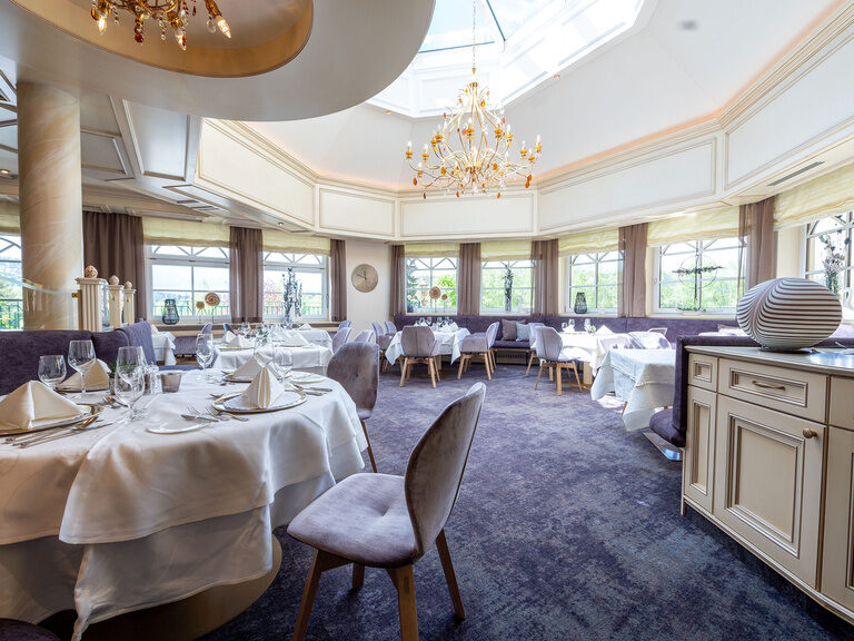 In der edlen Sonnenstube isst man unter dem großen Oberlicht wie ein König.