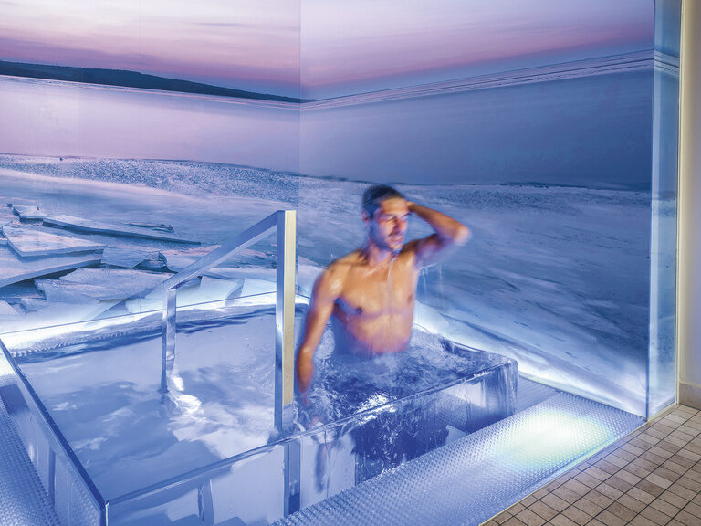 Ein Mann genießt ein entspannendes Bad in einem Whirlpool im Wellnesshotel Mooshof.