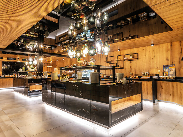 Der moderne Buffetbereich im Restaurant des Hotel Mooshof im Bayerischen Wald bietet eine große Auswahl.