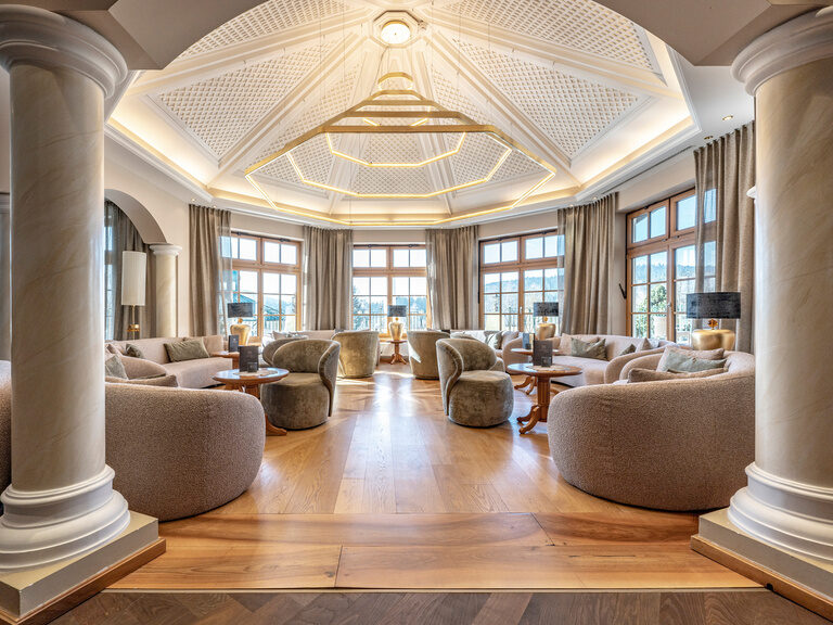Ein gemütlicher Loungebereich mit Panoramaausblick auf den Bayerischen Wald im Wellnesshotel Mooshof.
