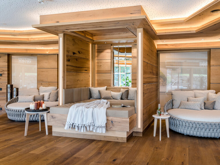 Entspannender Ruheraum mit Holzdecke und komfortablen Kuschelnestern und Liegekörben im Wellnesshotel Mooshof im Bayerischen Wald.