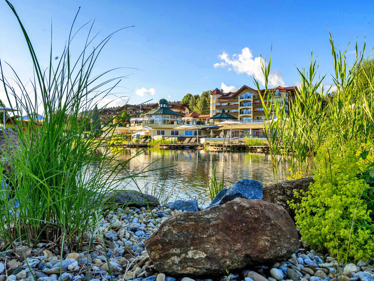 Der entspannende Badesee im Außenbereich des Mooshofs.