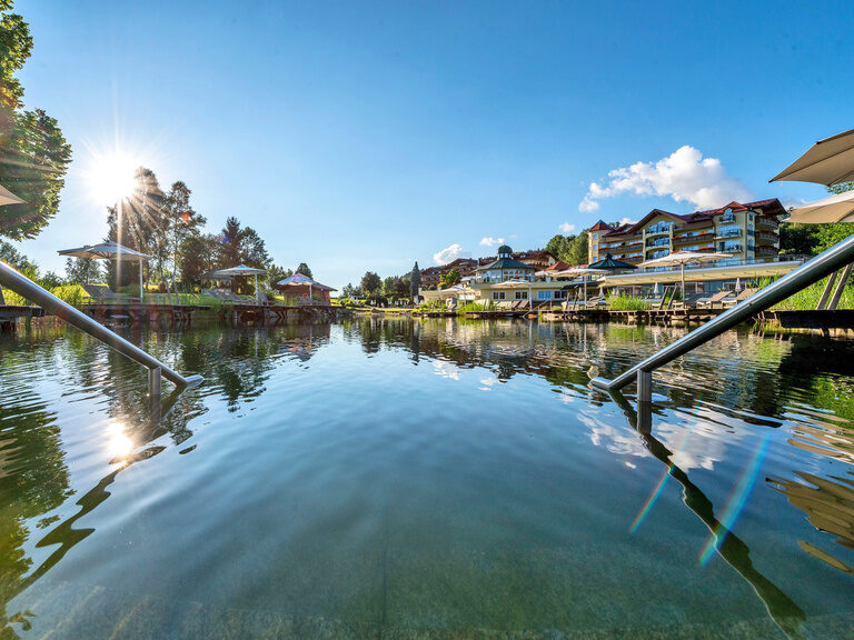 Die Treppe in den glänzenden Naturbadesee.