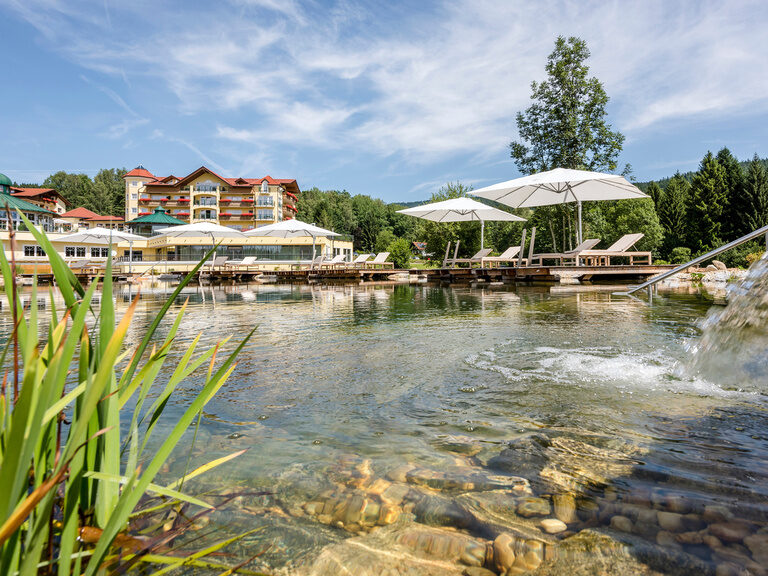 Das Wellnesshotel Mooshof im Bayerischen Wald, das sich idyllisch am Ufer des Naturbadesees befindet.