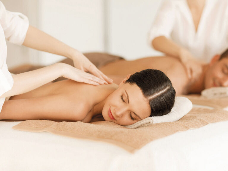 Ein Paar erlebt eine wohltuende Rücken Massage im Wellnesshotel Mooshof im Bayerischen Wald.