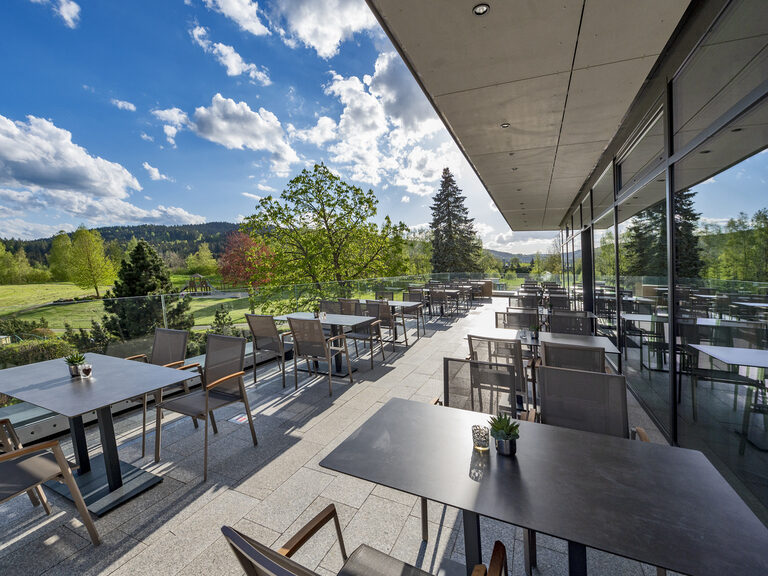Eine einladende Terrasse im Wellnesshotel Mooshof mit Panoramaausblick auf den Bayerischen Wald.