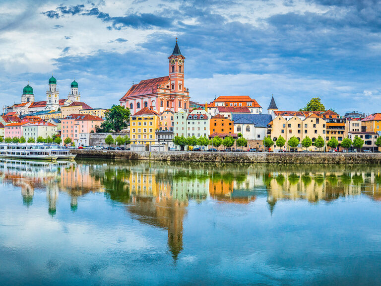 Der Blick auf die Stadt Passau mit dem perfekt glatten Fluss