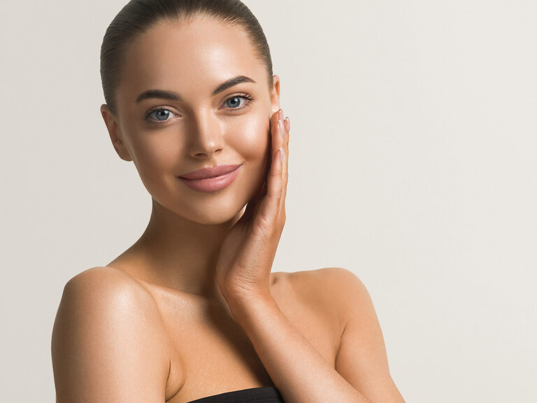 Die Kombination aus Hautpflege und Make-up betont das jugendliche Erscheinungsbild von einer Frau.