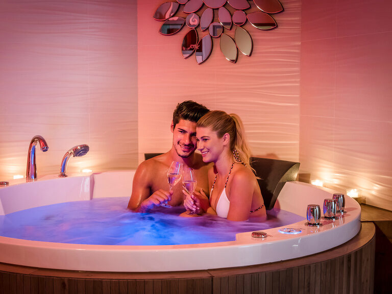 Verwöhnung erleben in der Whirlpoolwanne der Private Spa Suite des Wellnesshotels Mooshof im Bayerischen Wald.