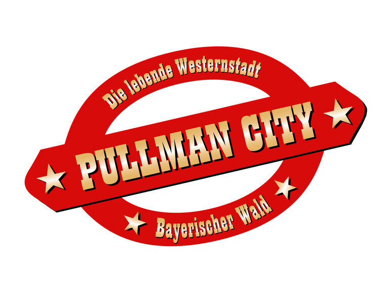 Das rote und goldene Logo mit der Aufschrift Pullman City für das beliebte Ausflugsziel Pullman City bei Eging am See.